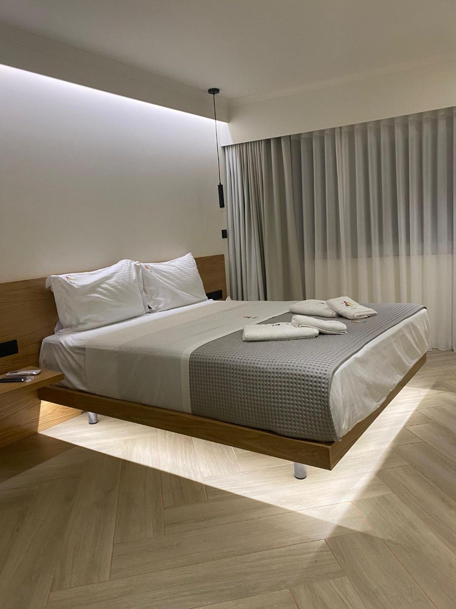 Aparthotel Triple A - Near Ermou Shopping Street - Family Hospitality - Free Parking! Atene Esterno foto