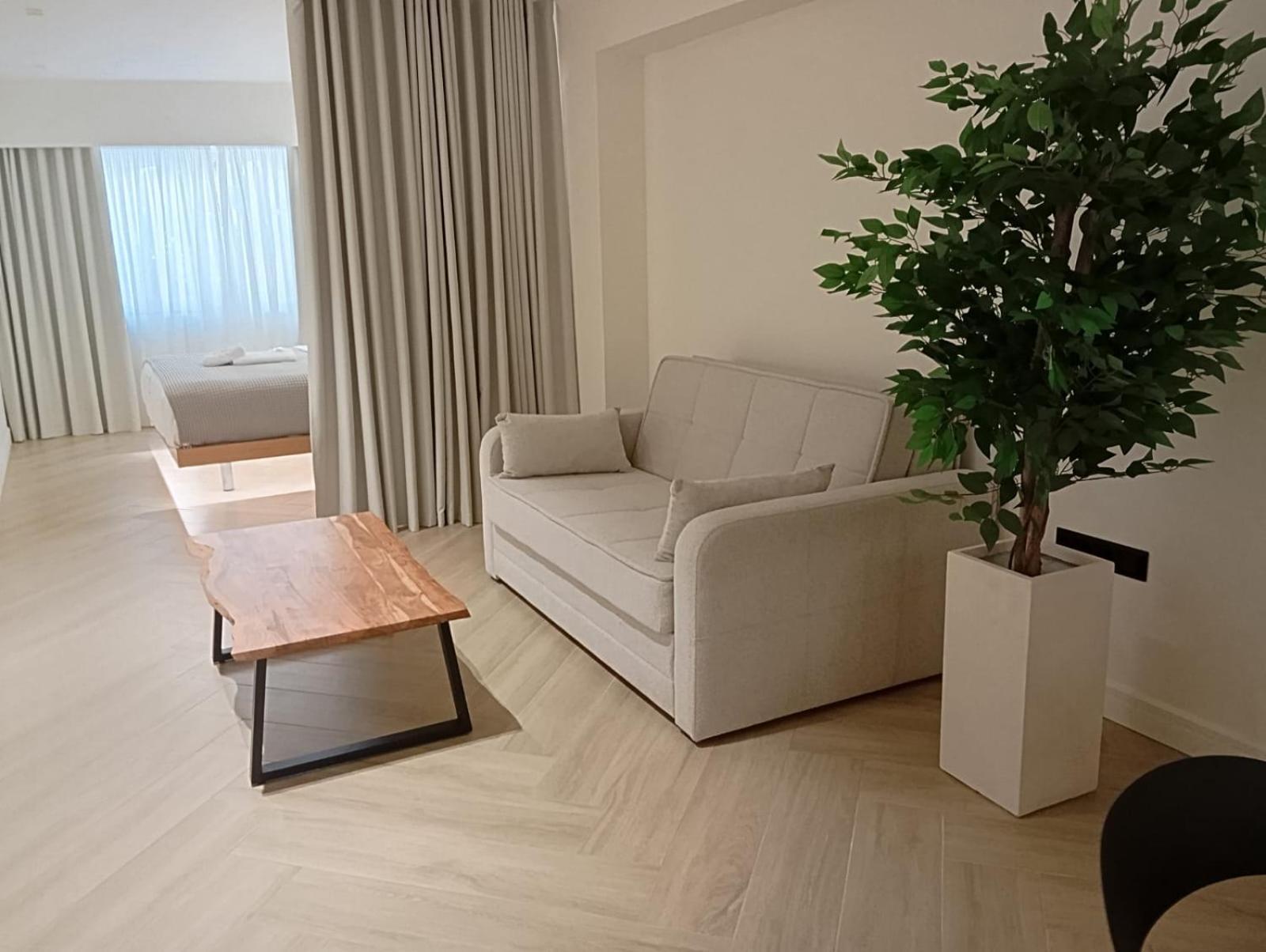 Aparthotel Triple A - Near Ermou Shopping Street - Family Hospitality - Free Parking! Atene Esterno foto